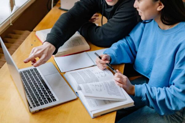 Akademik tez ve proje danışmanlığı, öğrencilere akademik başarı için destek sağlar.